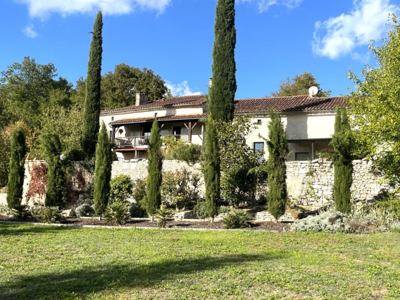 Superbe Propriété de Style Mas en Pierre du XIXe siècle avec Vue Panoramique et Jardins Méditerranéens – Proche Angoulême