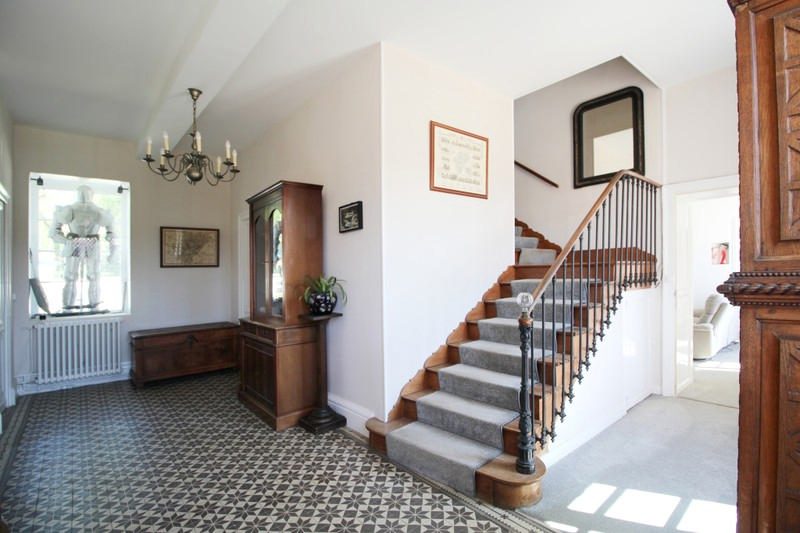 Superbe Maison de Maître du XVIIe siècle – Domaine clos de murs avec piscine, pavillon de chasse, garages et écuries – Proche Angoulême