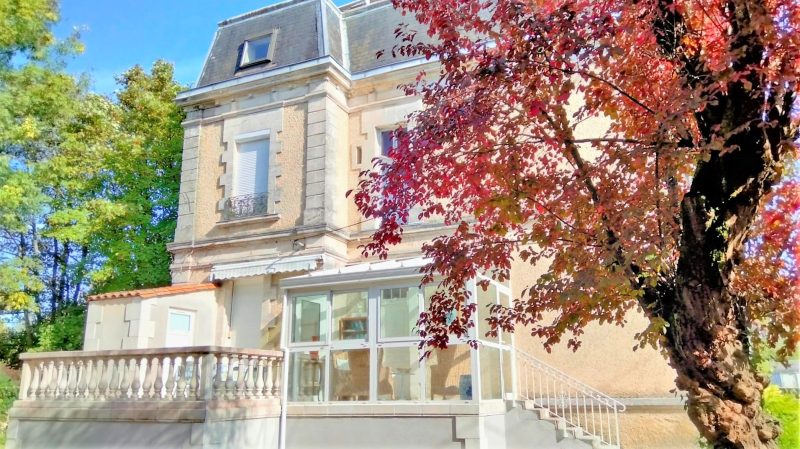 Élégante Maison de Maître de 5 Chambres avec Maison d'Amis Indépendante et Piscine, proche Angoulême