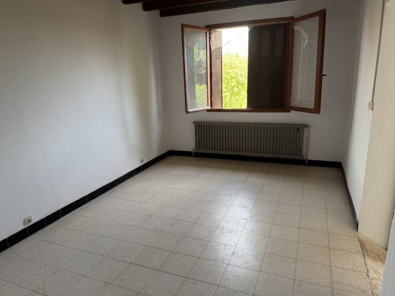 Maison à rénover avec jardin arboré et toiture neuve – Proche Ribérac