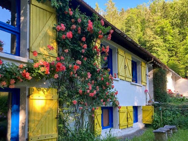 Situation privilégiée, moulin transformé avec 8 chambres et de jolis jardins. Potentiel de revenus
