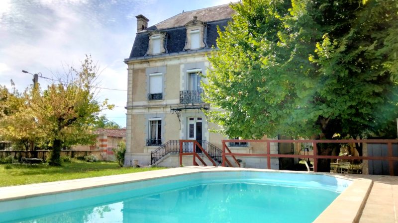 Élégante Maison de Maître de 5 Chambres avec Maison d'Amis Indépendante et Piscine, proche Angoulême