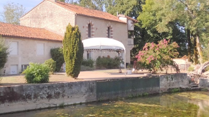 Magnifique Ancien Moulin en Pierre Situé sur une Ile Privée, Vue, Charente