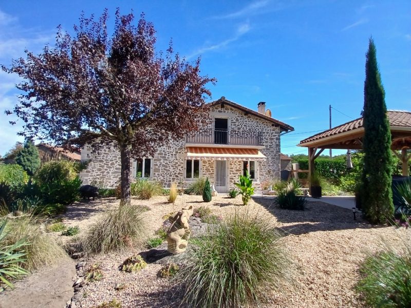 Charmante propriété en pierre à vendre en Dordogne : 5 chambres, 2 pièces de réception et jardins paysagers.
