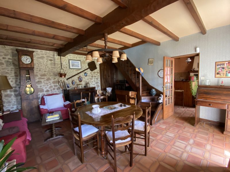 Charmante maison avec potentiel de développement. Entre Brossac et Montguyon.