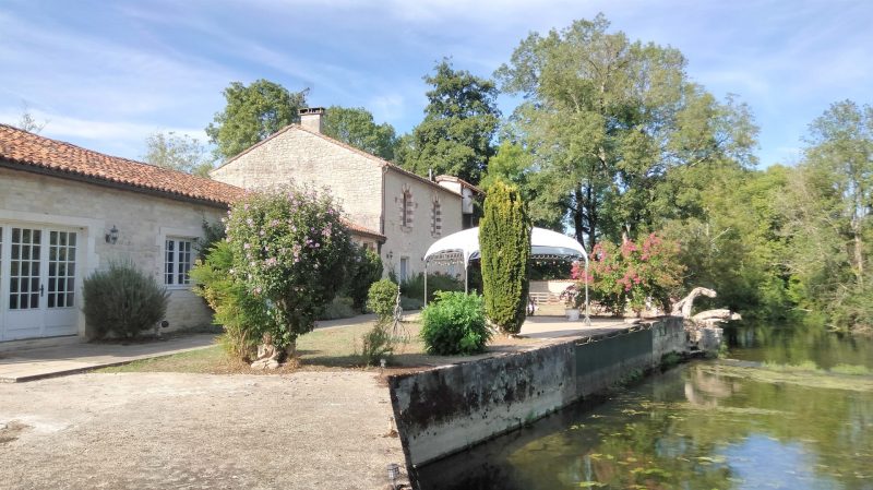 Magnifique Ancien Moulin en Pierre Situé sur une Ile Privée, Vue, Charente
