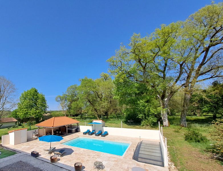 Superbe Maison de Maître du XVIIe siècle – Domaine clos de murs avec piscine, pavillon de chasse, garages et écuries – Proche Angoulême