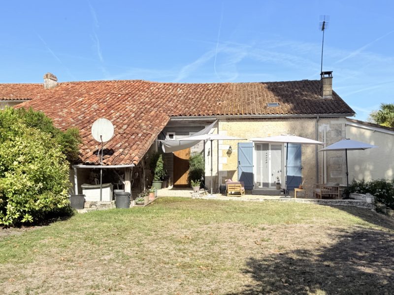 Charmante maison de village avec jardin. Chalais à 10 minutes.