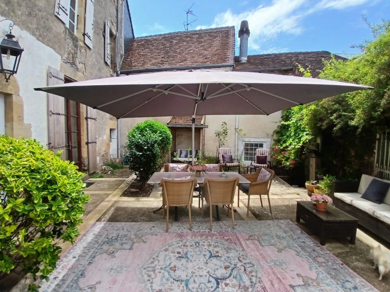 Une très belle maison de village en Dordogne à vendre, avec vue sur le château. 14 pièces.