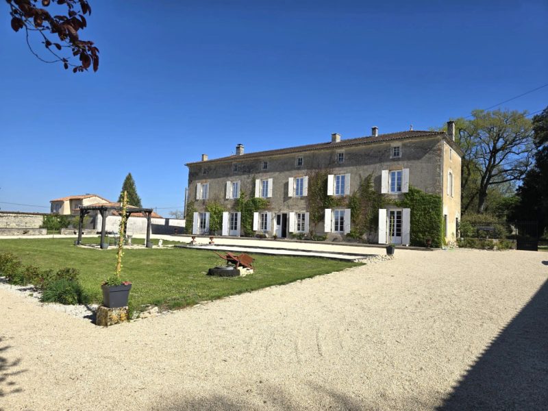 Superbe Maison de Maître du XVIIe siècle – Domaine clos de murs avec piscine, pavillon de chasse, garages et écuries – Proche Angoulême