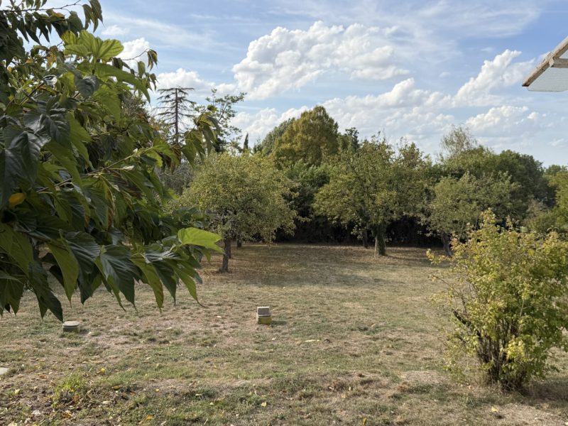 Maison à rénover avec jardin arboré et toiture neuve – Proche Ribérac
