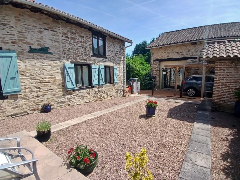 Maison en pierre de 3 chambres avec maison d'amis indépendante et grange à vendre Haute Vienne