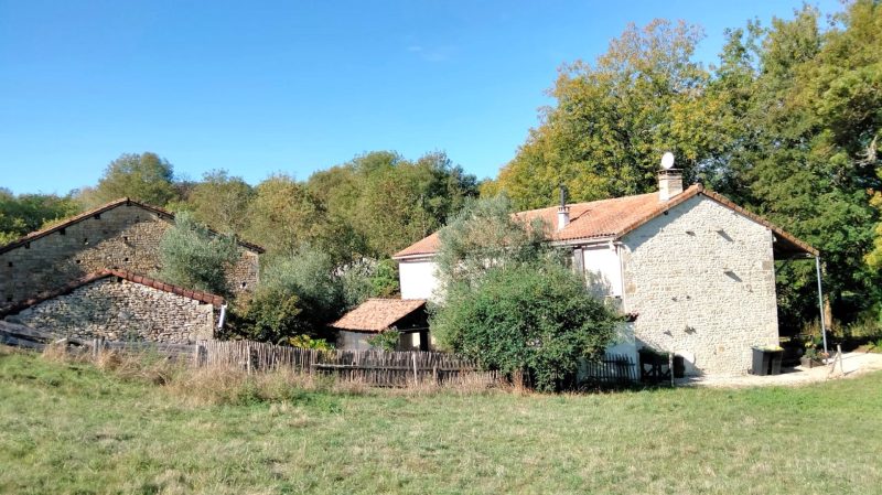 Charmante Maison En Pierre de Caractère avec Granges et Vue sur la Rivière, Proche Nanteuil-en-Vallée