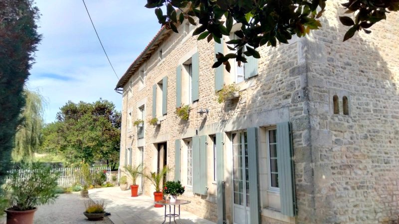 Magnifique Ancient Moulin Historique en Pierre, Au Cœur d'un Village, Dépendances, Vue sur la Rivière – Lizant (Vienne)