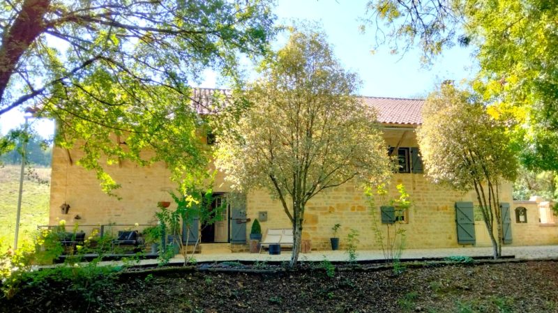 Charmante Maison En Pierre de Caractère avec Granges et Vue sur la Rivière, Proche Nanteuil-en-Vallée