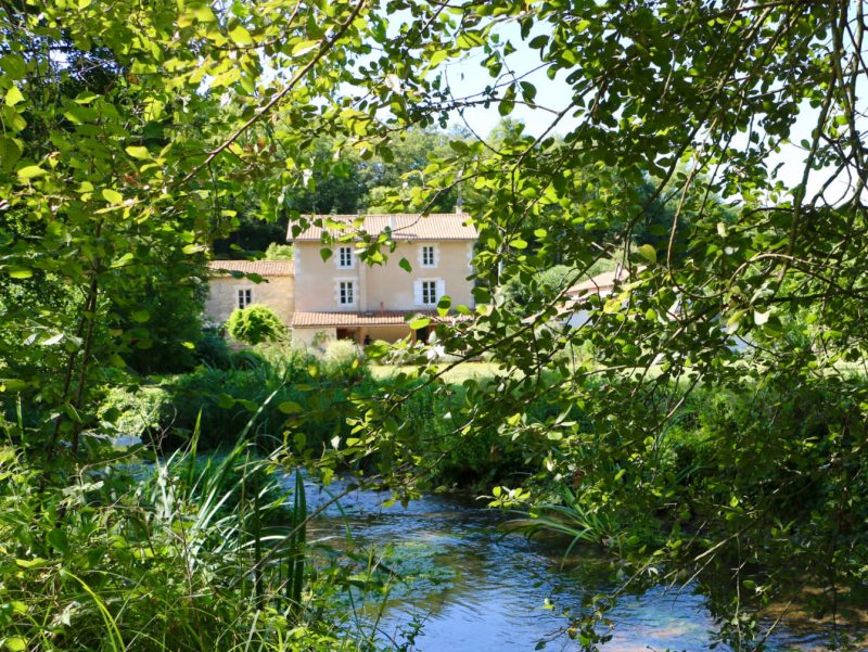 Emblématique Ancien Moulin, Bois/Ecuries/Dépendances, Revenu Potentiel, Proche de Nanteuil-en-Vallée, Charente