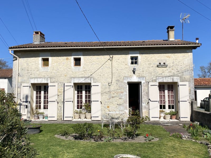 Charmante maison avec potentiel de développement. Entre Brossac et Montguyon.