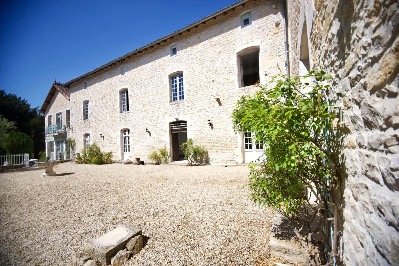 Demeure de Prestige du XVIIIe Siècle à Lizant (86400) – Domaine d'Exception de 3,5 Hectares avec
Piscine, Orangerie et Pigeonnier du XVIe