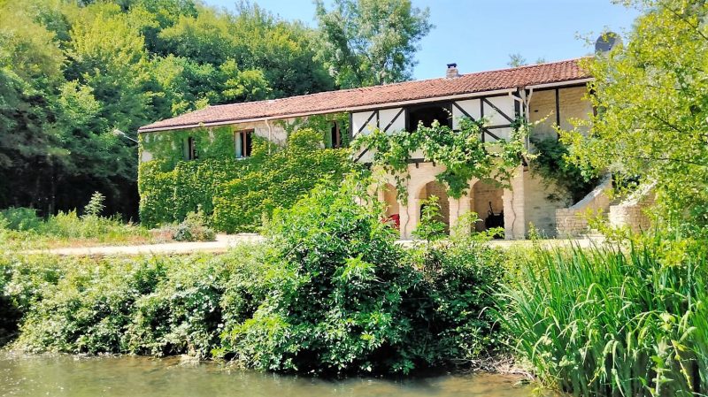 Ancien Moulin sur Ile Privée, Lieu paisible, Grange, Piscine, Près de Mansle