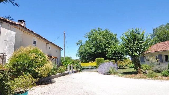 Charmant ensemble en Dordogne : Deux maisons et dépendances sur près d'un hectare