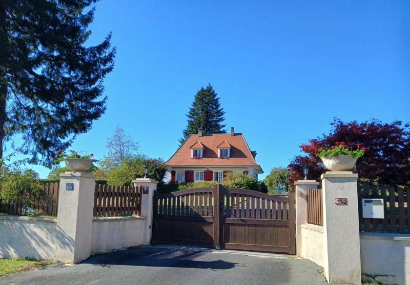 Magnifique Périgourdine de 4 chambres, offrant une vue imprenable sur la campagne.