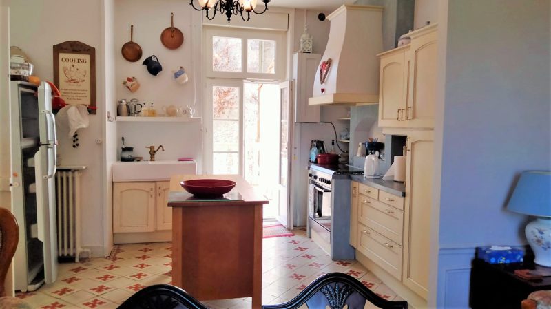 Élégante Maison de Maître de 5 Chambres avec Maison d'Amis Indépendante et Piscine, proche Angoulême