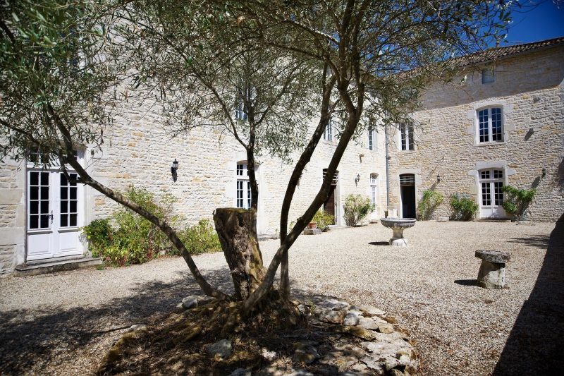 Demeure de Prestige du XVIIIe Siècle à Lizant (86400) – Domaine d'Exception de 3,5 Hectares avec
Piscine, Orangerie et Pigeonnier du XVIe