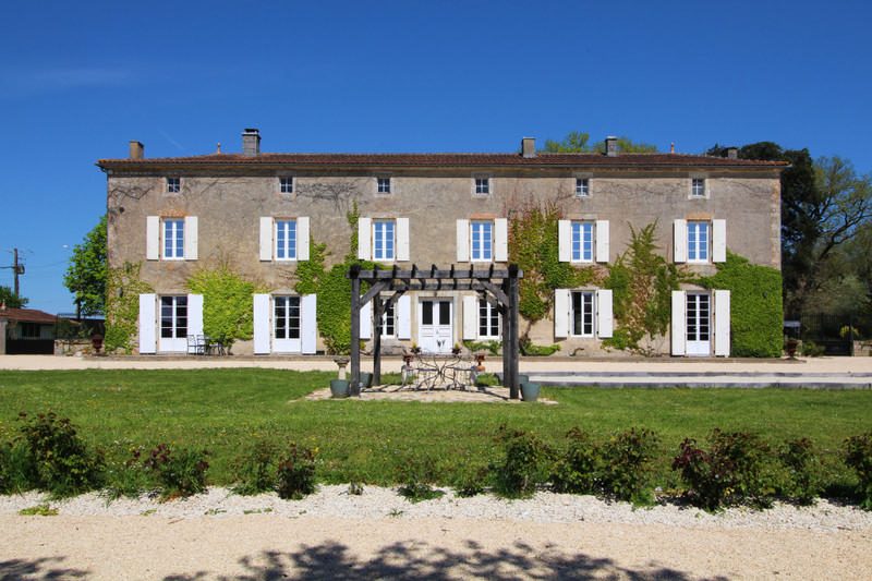 Superbe Maison de Maître du XVIIe siècle – Domaine clos de murs avec piscine, pavillon de chasse, garages et écuries – Proche Angoulême