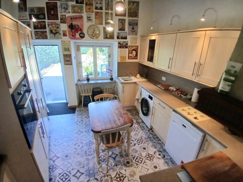 Charmante propriété en pierre à vendre en Dordogne : 5 chambres, 2 pièces de réception et jardins paysagers.