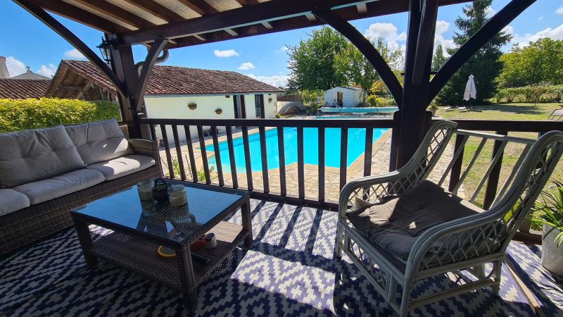 Maison bourgeoise a vendre, avec piscine et 2 maisons d'amis