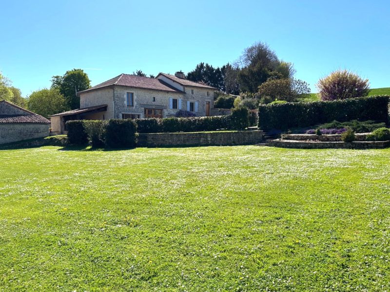 Près de Verteuil-sur Charente, Charmante Maison de Village Indépendante en Pierre, Vue, Superbes Jardins Champêtres
