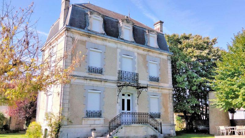Élégante Maison de Maître de 5 Chambres avec Maison d'Amis Indépendante et Piscine, proche Angoulême