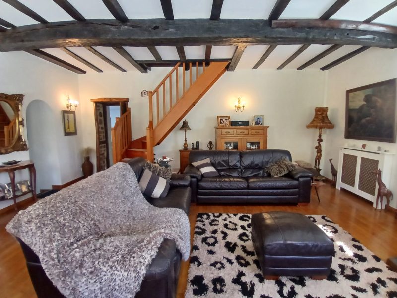 Charmante propriété en pierre à vendre en Dordogne : 5 chambres, 2 pièces de réception et jardins paysagers.