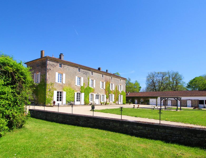 Superbe Maison de Maître du XVIIe siècle – Domaine clos de murs avec piscine, pavillon de chasse, garages et écuries – Proche Angoulême
