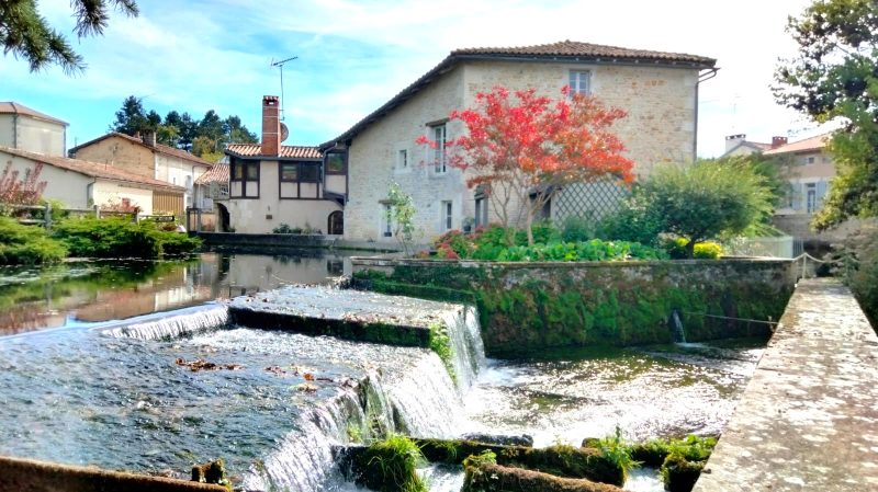 Magnifique Ancient Moulin Historique en Pierre, Au Cœur d'un Village, Dépendances, Vue sur la Rivière – Lizant (Vienne)