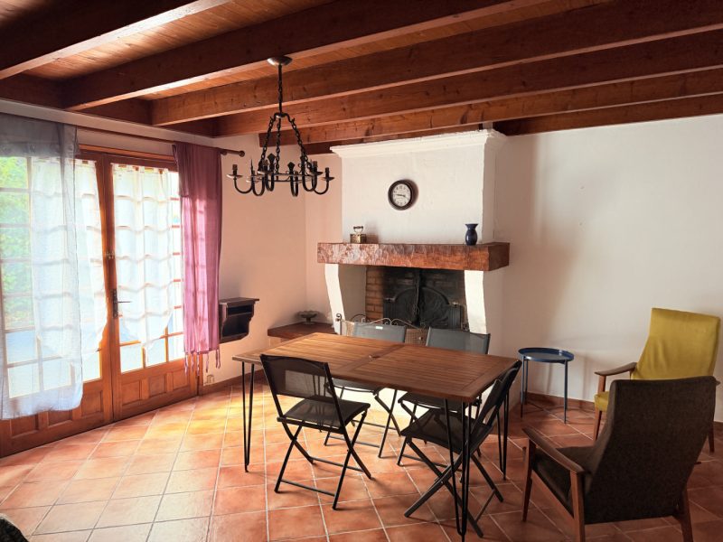 Maison de village avec 3 chambres, garage et jardin - proche Chalais