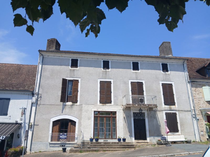 Une très belle maison de village en Dordogne à vendre, avec vue sur le château. 14 pièces.