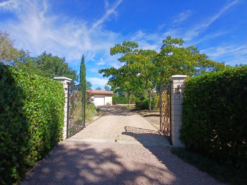 Charmante propriété en pierre à vendre en Dordogne : 5 chambres, 2 pièces de réception et jardins paysagers.