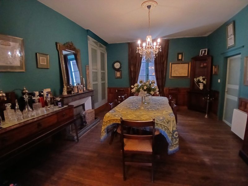 Une très belle maison de village en Dordogne à vendre, avec vue sur le château. 14 pièces.